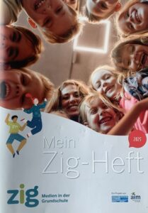Die Titelseite des Zig-Heftes zeigt eine Gruppe Kinder, die von oben über die Kamera gebaugt sind.
